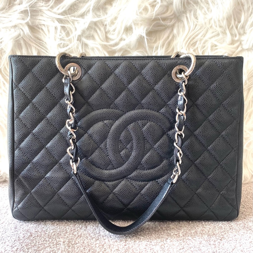 𝐂𝐇𝐀𝐍𝐄𝐋 Black Quilted Caviar Grand Shopping Tote
